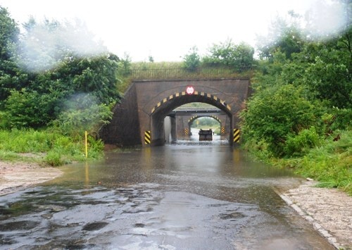 Skutki wielogodzinnej ulewy: tymczasowo zamknięte części ulic Spokojnej i Pątnowskiej